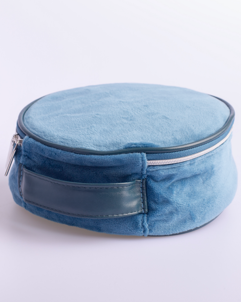 Modrý sametový kosmetický organizér s uchem, vhodný jako tech-pouch nebo firemní dárek s logem